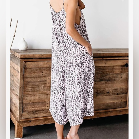 NWOT Women’s Sexy Sleeveless Leopard Romper 100% Polyester Size M purple& white - Picture 2 of 4